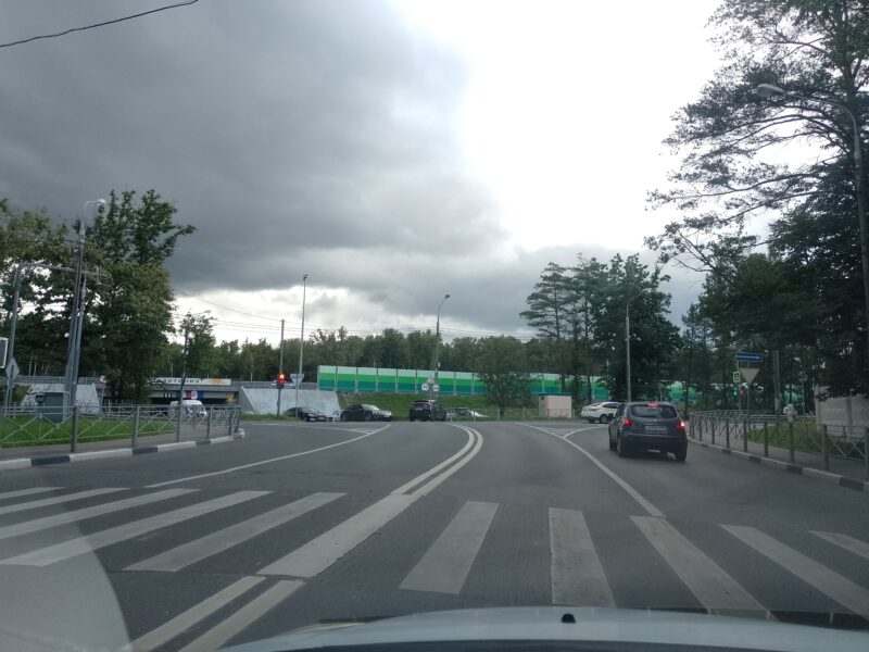Трасса лыжероллерная Одинцово, состояние на 18 августа 2025 по отзыву, фото 1. Впереди перед зелёным забором новая стоянка. Ее преимущество - сразу можно выехать, если дальше пробка