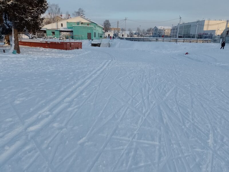 Трасса лыжная Тучково, состояние на 1 января 2026 по отзыву, фото 3. Слева бассейн справа новая школа