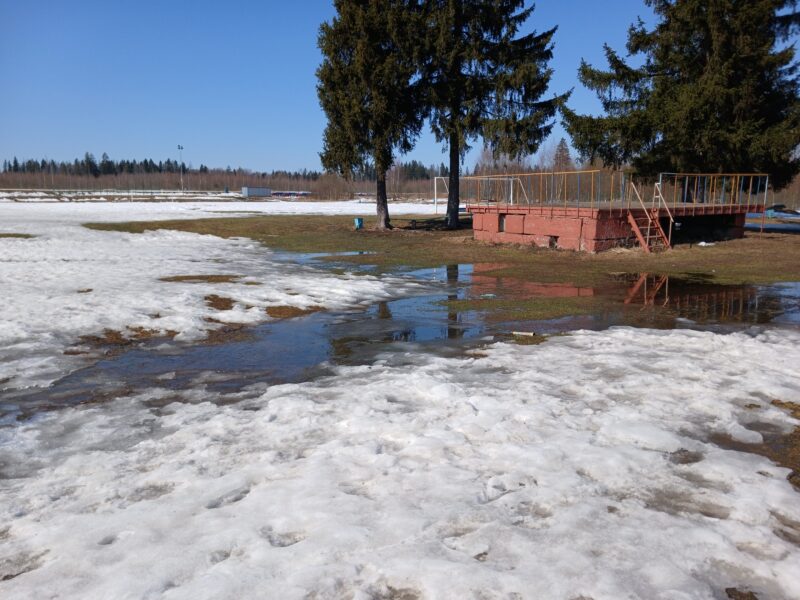 Трасса лыжная Тучково, состояние на 25 марта 2026 по отзыву, фото 4. Стадион. Вход на трасу, ручьи. Лучше начинать с подьема, туда на обочину можно машину поставить